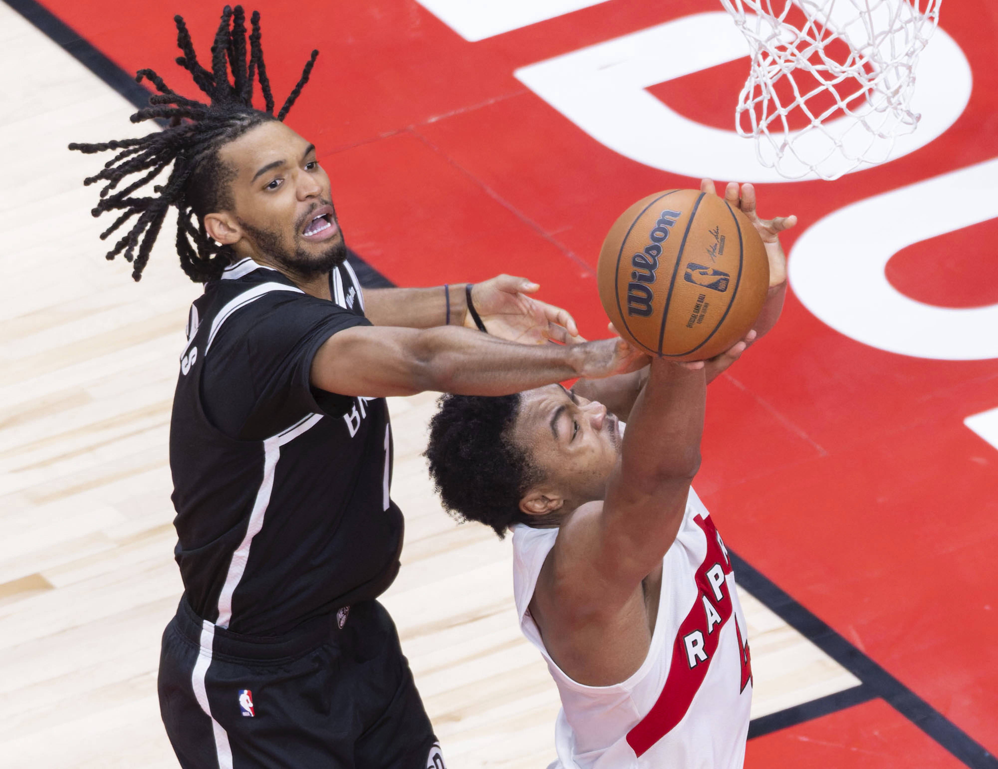 爱游戏官网-赛地聚焦——NBA总决赛关键时刻热度飙升，多伦多猛龙防线松动，信心回归，训练强度明显提升