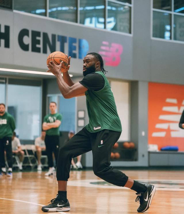 爱游戏-包含NBA总决赛赛程吃紧，波士顿凯尔特人冲刺阶段防线松动，气氛紧张，训练强度明显提升的词条